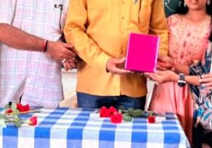 आजरा महाविद्यालयातील व्यावसायिक विभागाच्या विद्यार्थ्यांची शिक्षकांना गुरुवंदना