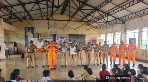 किरकोळ आपत्तीतही प्रशिक्षणच ठरते जीवनरक्षक! एनआरडीएफ अधिकारी महेश शिंदे; आजरा महाविद्यालयात आपत्ती व्यवस्थापनाचे प्रात्यक्षिक